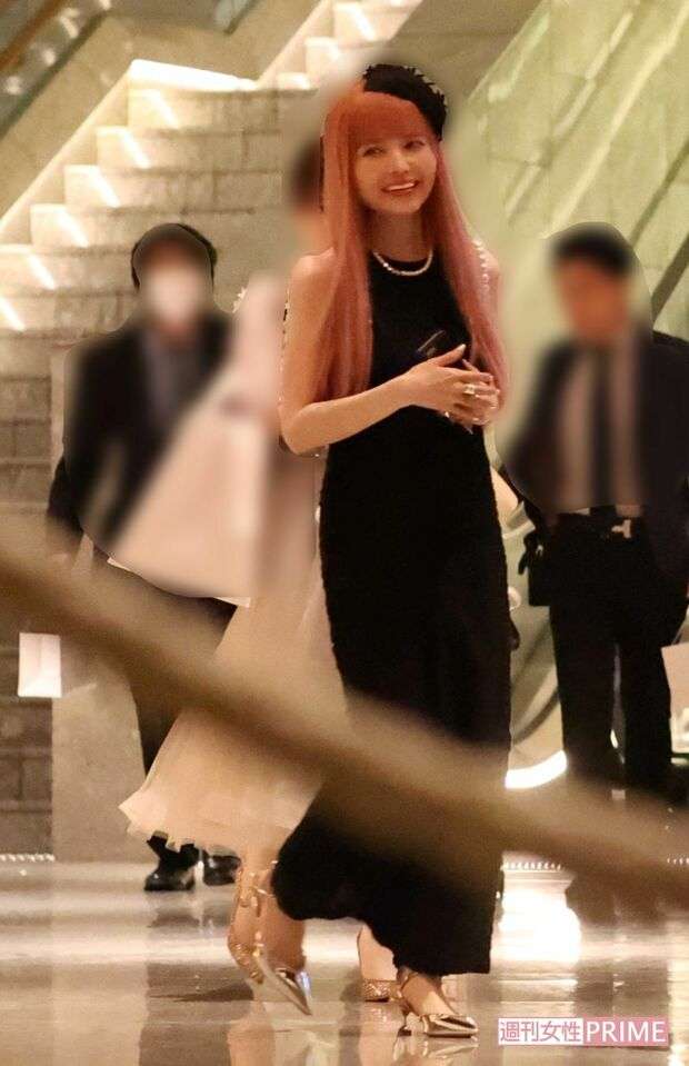 神田うの、那須川天心、益若つばさ、ヒカル…『ヘラヘラ三銃士』まりなの結婚式に集った豪華参列者をキャッチ