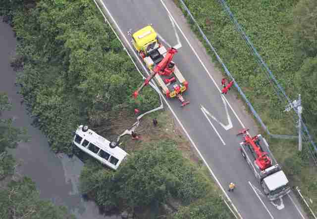 マイクロバスが転落　運転手と高校生12人が軽傷　茨城県笠間市
