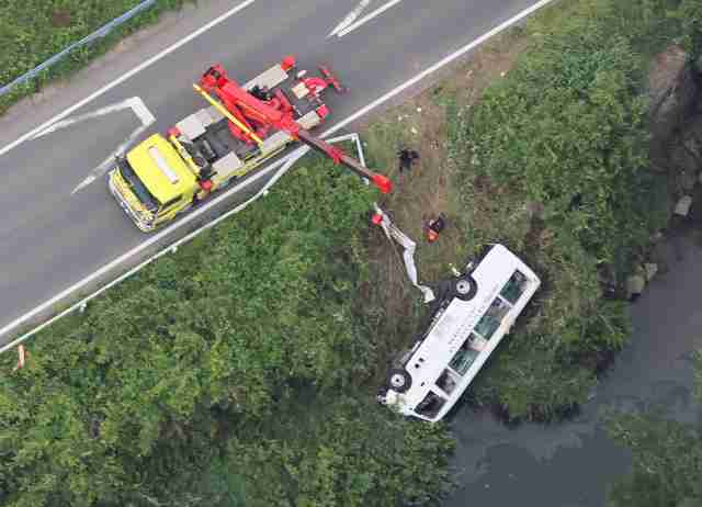 マイクロバスが転落　運転手と高校生12人が軽傷　茨城県笠間市