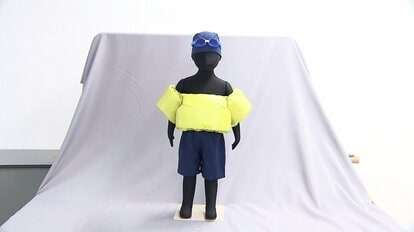 プールで“浮き具”使用の3歳男児溺れる…国民生活センターが注意喚起 着用方法誤ると溺れるリスクも注意表示は英語