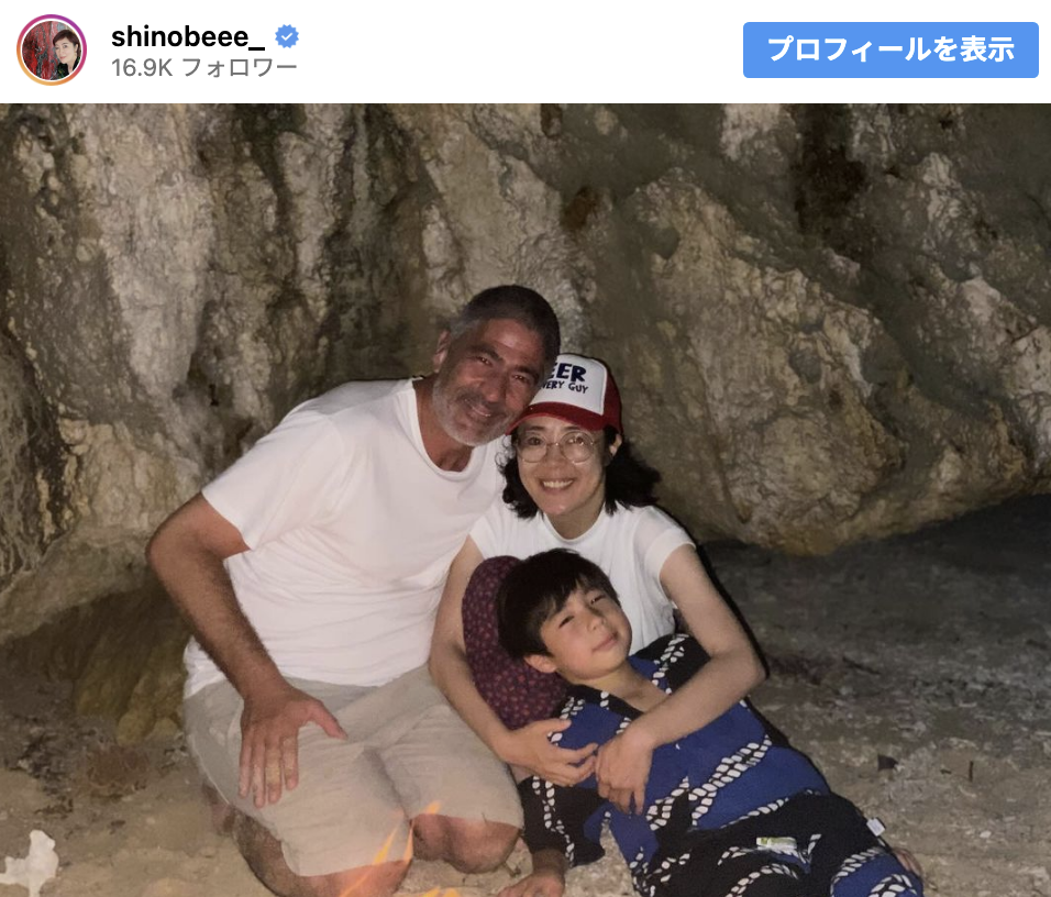 寺島しのぶ、フランス人の夫&長男・眞秀と3ショット “顔出し”家族写真公開