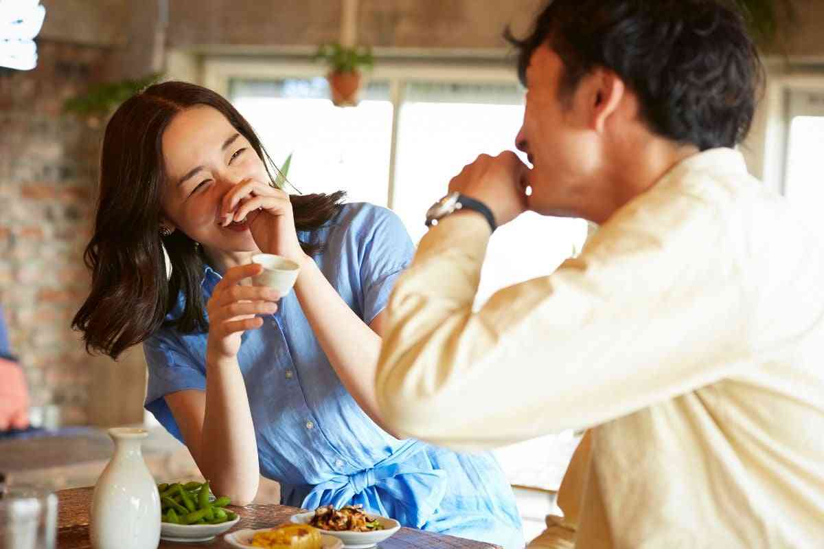 夫婦は「一生お友達」感覚にシフトした方がうまくいく？ 48歳女性が再婚で得た“親友みたいな夫”との幸せ | オトナンサー