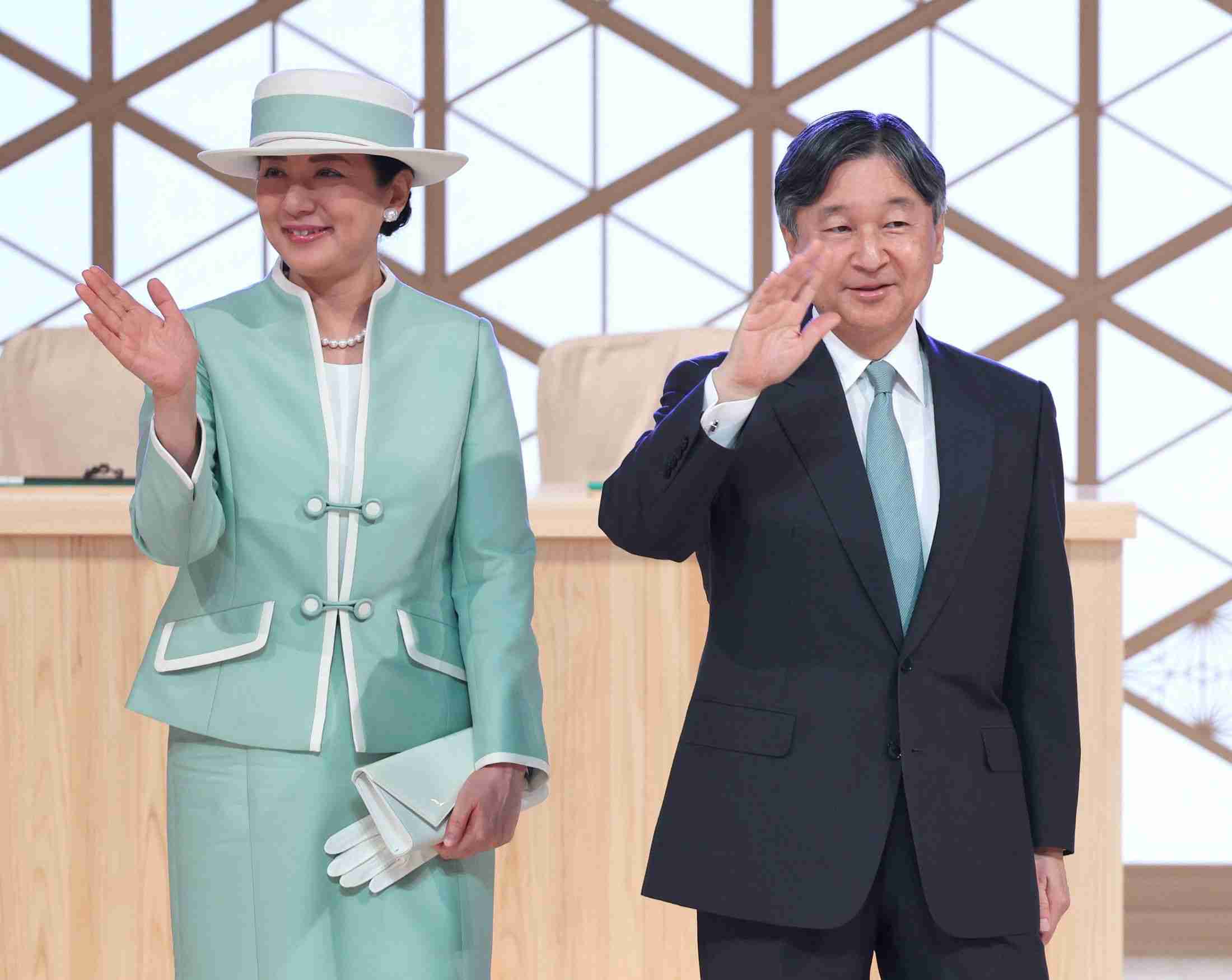 「愛子さまはお手ふりもご会釈も堂々たるもの」“初の単独公務”で全身ホワイト…雅子さまの“勝負カラー”を再び選ばれたワケ（文春オンライン） - Yahoo!ニュース