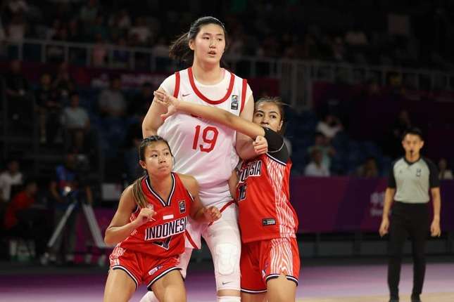 「規格外」「これは試合にならん」 220センチの中国バスケ女子選手、とんでもないプレーを見せつけネット驚がく