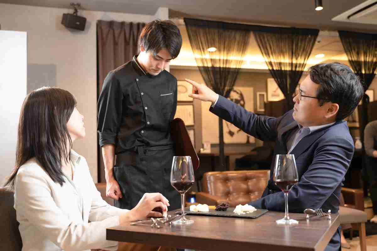 「おい、水持ってきて！」店員にタメ口は“カスハラ予備軍”か 隣で不快な思いをしている同行者と店員のため息 | マネーポストWEB