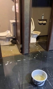 トイレタンクにイタズラ？紙1ロール突っ込まれ...一面水浸しの大惨事　娯楽施設が呆然、被害額500万円か「度が過ぎている」
