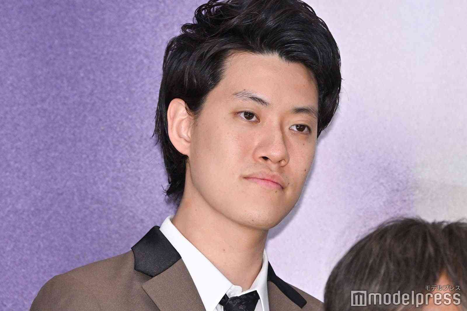 粗品、鼻ピアス＆パンクコーデで雰囲気ガラリ 初単独表紙雑誌のオフショットが話題「別人かと」「超絶オシャレ」