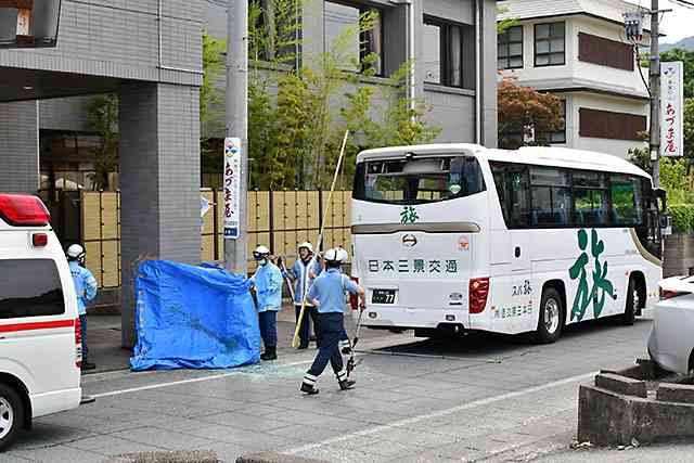 上山市新湯で観光バスと電柱に挟まれ、バスガイドが重体｜山形新聞