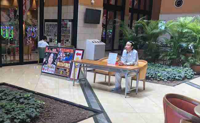 サイン会ぼっち事件の悲劇再び……　お笑い芸人がパチンコ店でサイン会→衝撃の光景が広がってしまう