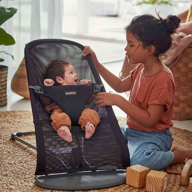 赤ちゃんをバウンサーに寝かせないで！死亡事故を受け、国内の基準も改訂