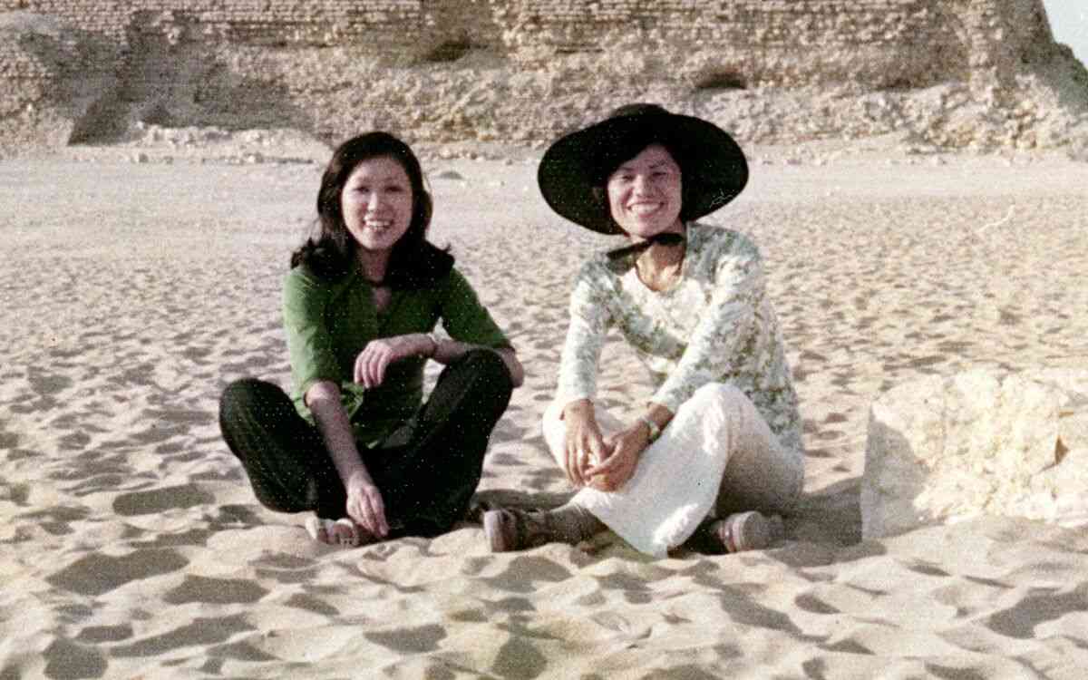 「このまま黙って死んだら私に悔いが残る」カイロ時代の友人が明かした小池百合子都知事“疑惑の大学生活”【実名告白】 | 文春オンライン