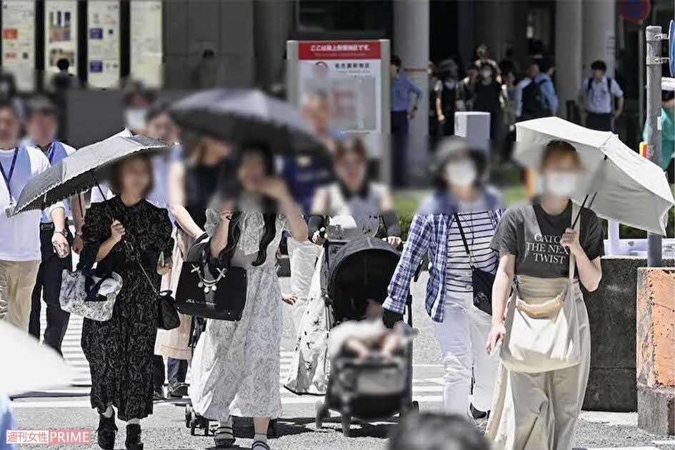 悪質な“日傘当たり屋”被害が急増中！連絡先交換後に「あなたの写真を送って」恐怖のメッセージ、金銭要求から性被害まで元警視庁刑事が教えるトラブル対処の秘訣 | 週刊女性PRIME