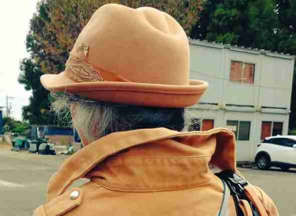 「ファッションなんか年齢関係無く自由だろ」　80代母の“好きを着る”姿が210万表示「カッコよすぎィィィイ！」