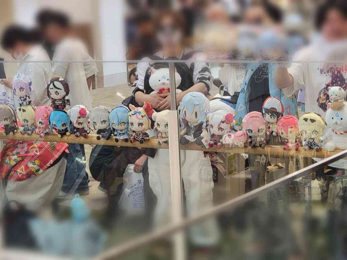 「ホロライブ」イベントでファンの行動が物議…「ぬいぐるみをひろげたりパネルに土下座したりしないでね」とタレントが注意喚起