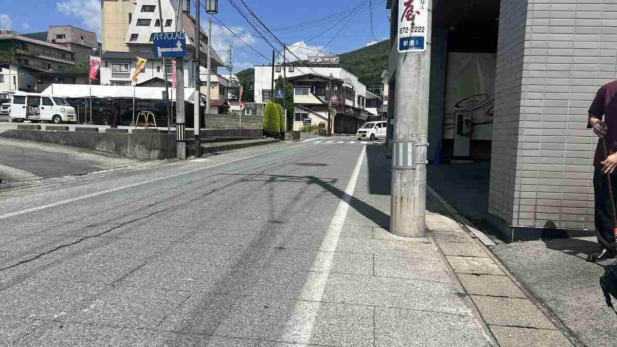 バスガイドの女性がバスと電柱に挟まれ意識不明　死亡か　誘導中に事故　状況から救急搬送せず（山形・上山市）