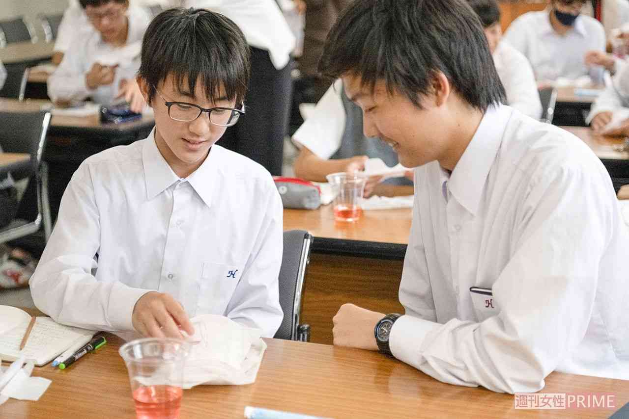 朝ドラ『虎に翼』でも話題の生涯約450回やってくる「生理」ナプキンの“表と裏がわからない”男子校の生徒が学んでみた | 週刊女性PRIME