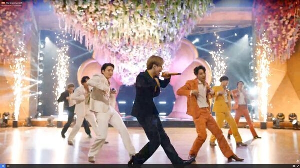 快挙！BTSのLA４日間ライブの興行成績が記録的！ アメリカではブルース・スプリングスティーンに次ぐ2位。世界でも史上6位！ (2021/12/07) 中村明美の「ニューヨーク通信」 ｜音楽情報サイトrockinon.com(ロッキング・オン ドットコム)