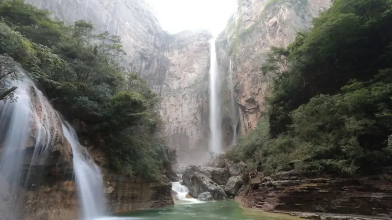「中国で一番高い滝」、パイプから水を供給か　ハイカーが動画投稿