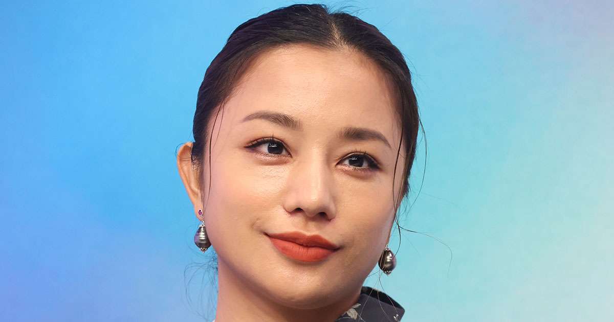 「靴履き間違えちゃった？」高橋メアリージュン　『バチェロレッテ』MC決定も“足元の異変”にSNS騒然 | 女性自身