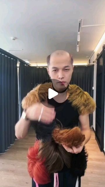maria (^з^)-☆ | #热门话题 Shake with me & my wigs. #wigs #wighair #thewigman #menshair #hairstyle #mensfashion #bald #foryou #fyp #fypシ #lovemyjob | Instagram