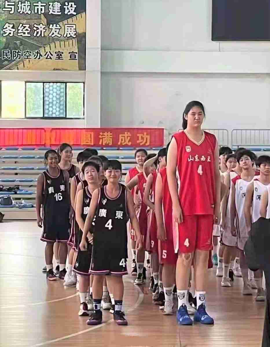 「規格外」「これは試合にならん」 220センチの中国バスケ女子選手、とんでもないプレーを見せつけネット驚がく