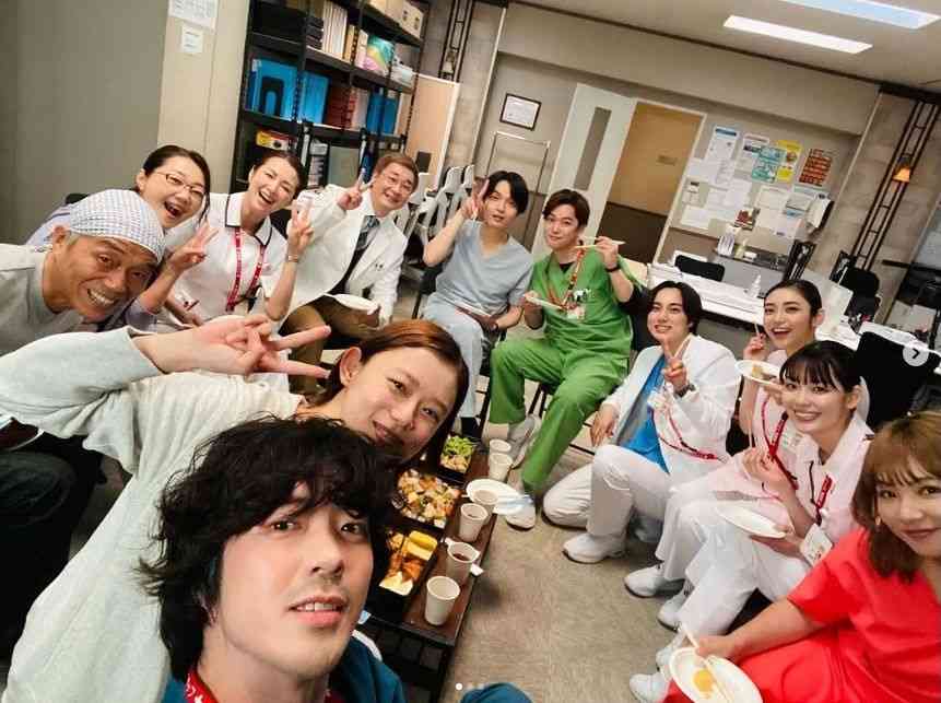 アンメット「三瓶先生が笑ってる！」杉咲花“ミヤビ”、チームアンメット集結の自撮りに「また会いたい」と反響