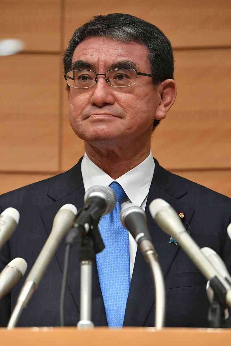 政府資料に「中国企業」のロゴ問題で「河野太郎」大臣が逃げ回る理由　“もう一人のキーマン”を直撃すると、驚きの答えが（デイリー新潮） - Yahoo!ニュース