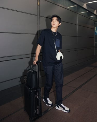 目黒蓮、フェンディトータルルックをまといミラノへ発つ　オニギリ型ミニバッグで遊び心あるスタイル披露