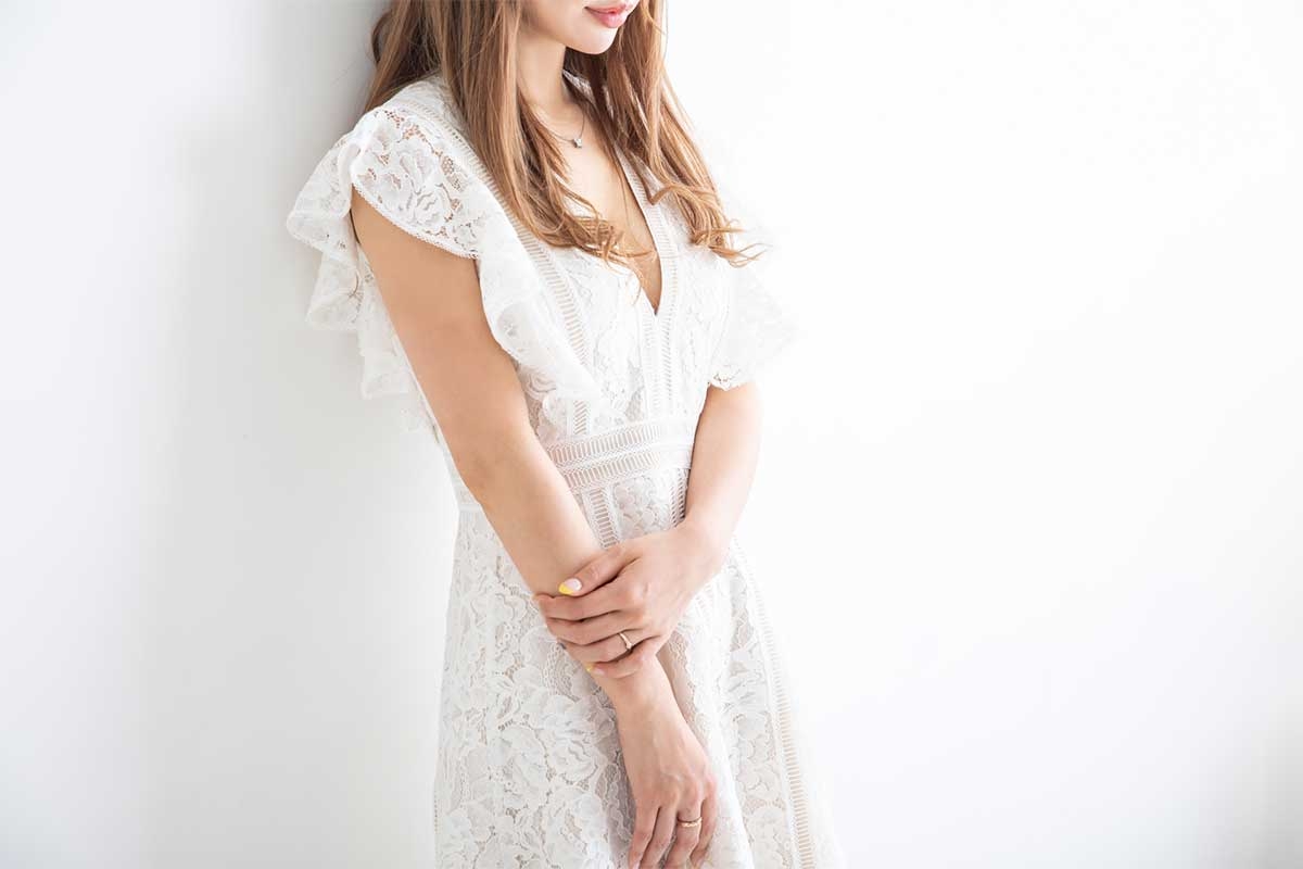 迷える婚活女子「“谷間”を出したらモテるのか…?」 露出は《魅力的》?《下品》? 男女それぞれの意見とは
