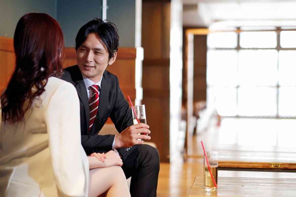 迷える婚活女子「“谷間”を出したらモテるのか…?」 露出は《魅力的》?《下品》? 男女それぞれの意見とは