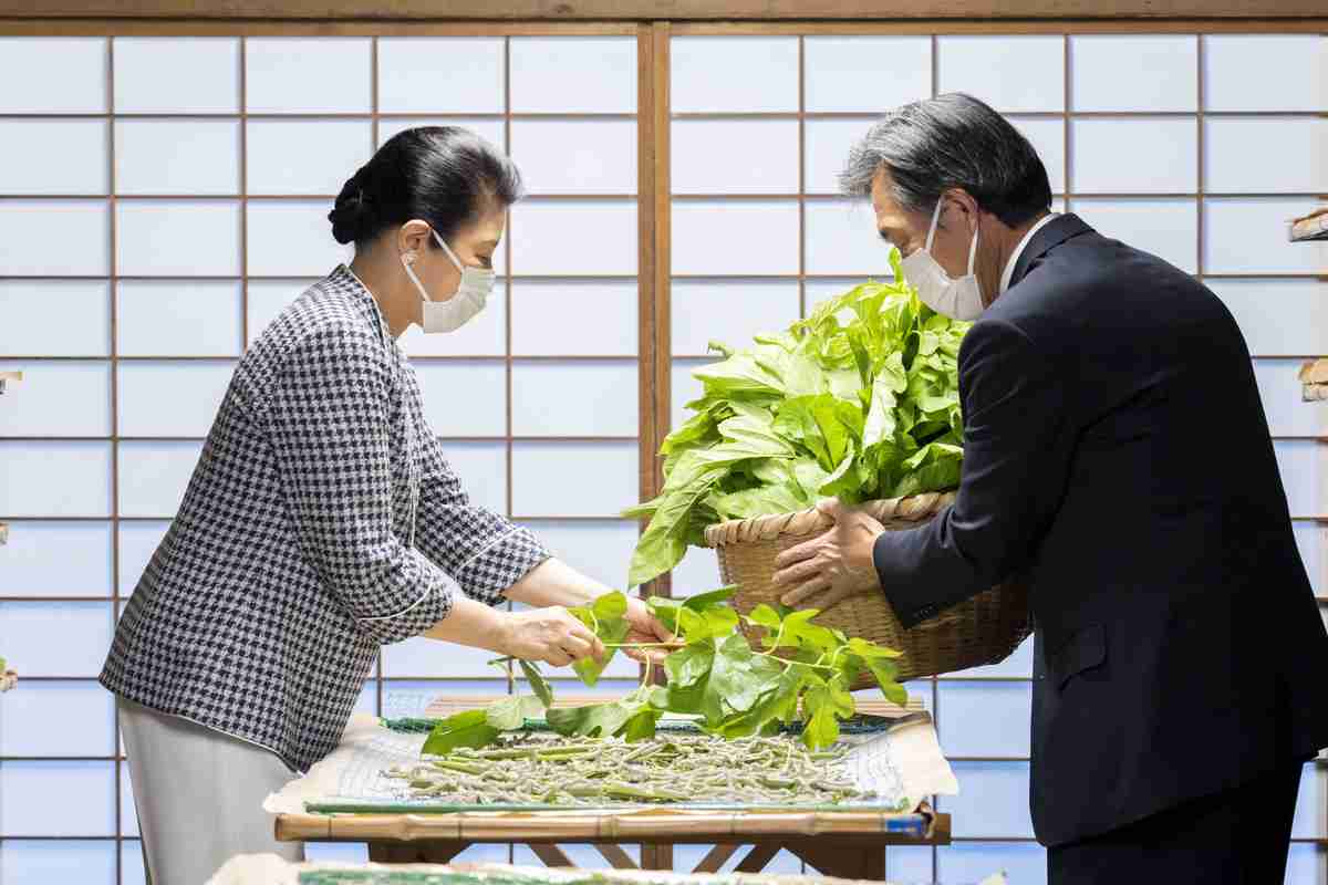皇后さまが「給桑」（時事通信） - Yahoo!ニュース