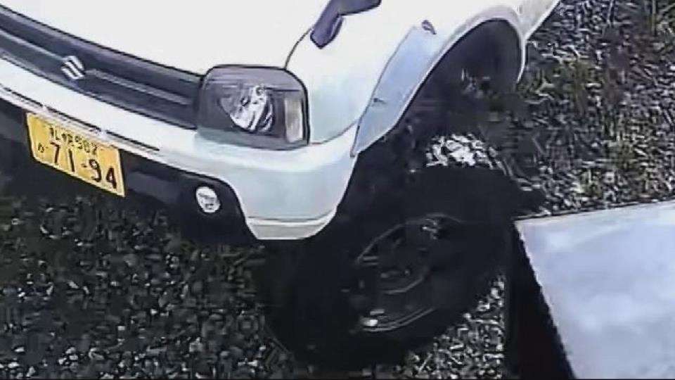 走行中の軽乗用車から外れたタイヤ直撃、４歳の女児は今も意識が戻らないままなのに…不正改造などで逮捕、車を所有の男「点検は任せていた」運転の男「改造は言われてやった」など自分の“責任逃れ”の旨の供述