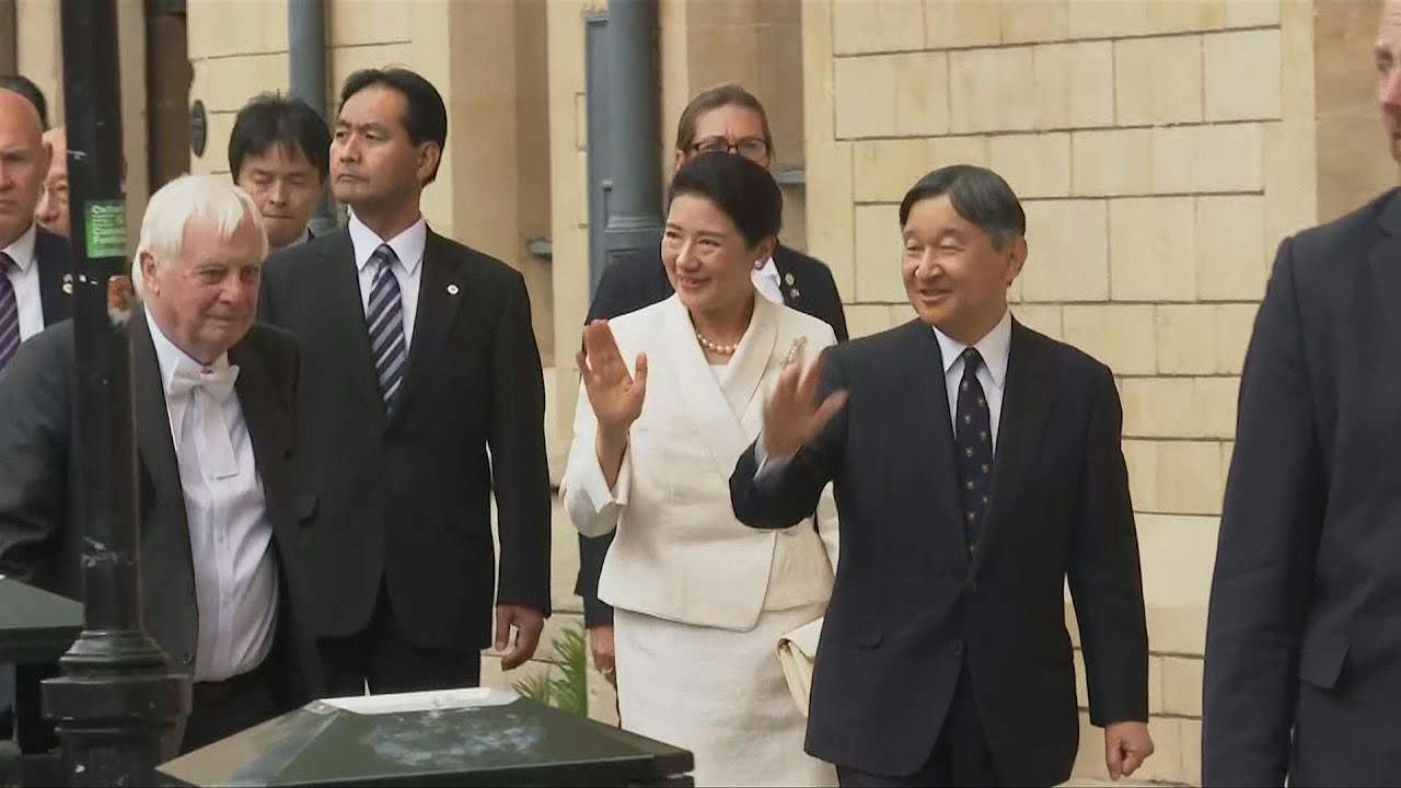 Crowds greet Japanese Emperor and Empress in Oxford | AFP - YouTube