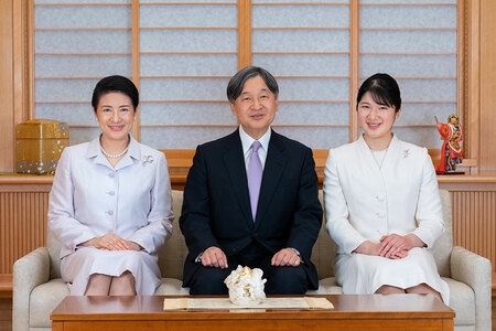 「手紙を読んだ愛子さまの目からは涙が」愛子さまの日赤ご勤務に寄り添う天皇ご夫妻との“絆”〈ご成婚から31周年〉（CREA WEB） - Yahoo!ニュース