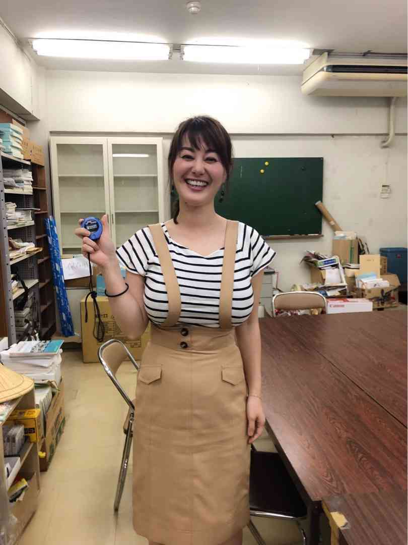 迷える婚活女子「“谷間”を出したらモテるのか…?」 露出は《魅力的》?《下品》? 男女それぞれの意見とは