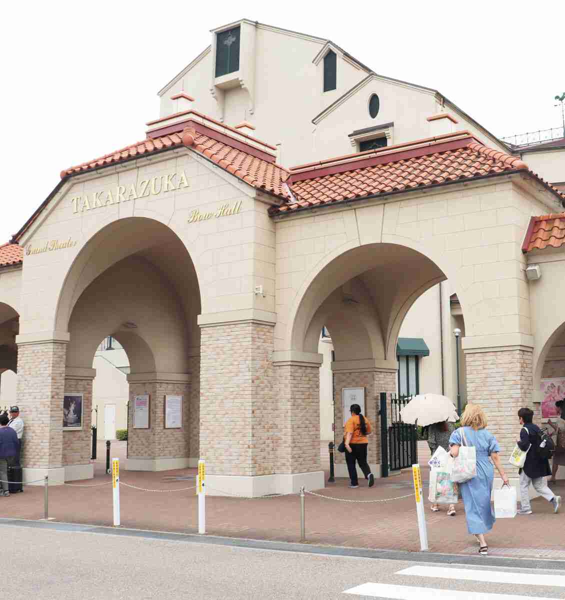 宙組再開にトップ・芹香斗亜「ご心配をおかけしました」、松風輝組長「中止、演目の変更をおわびします」…お悔やみの言葉なし（スポーツ報知） - Yahoo!ニュース