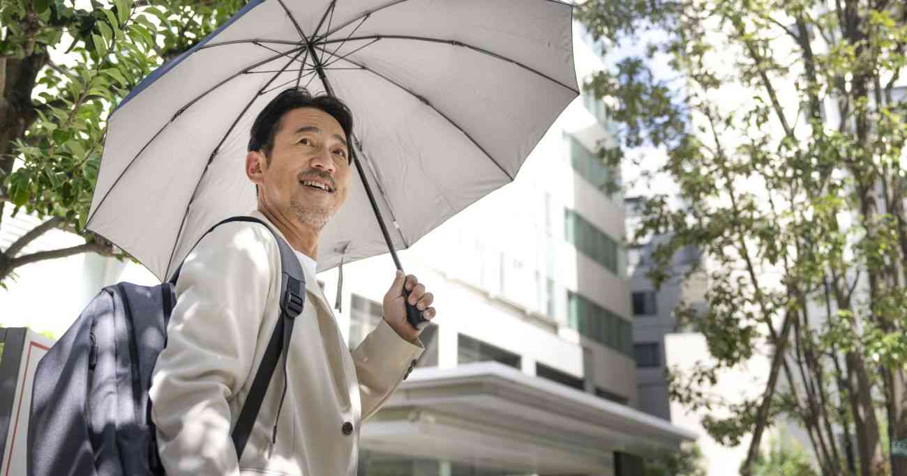 おじさんの「メンズ日傘」に賛否両論、猛暑で汗だくでも我慢する否定派の言い分が“昭和時代”すぎた | 井の中の宴 武藤弘樹 | ダイヤモンド・オンライン