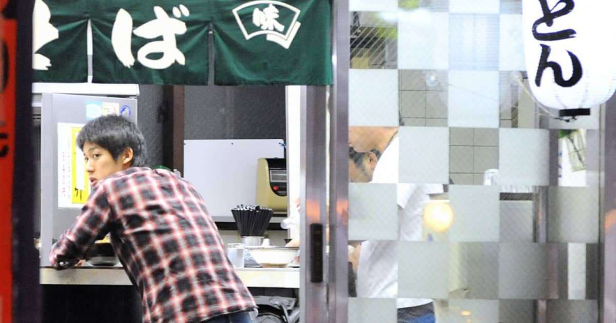 ヤクルトの三冠トリオ山田・川端・畠山がVの夜に並んで立ち食いそば！ | FRIDAY（フライデー）