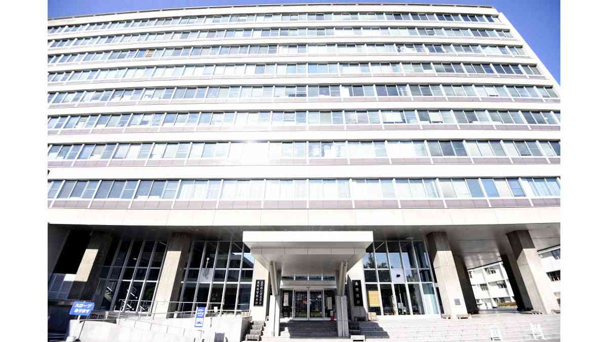 昼休みの校庭で児童を蹴るなど暴行、２６歳男を逮捕 : 読売新聞