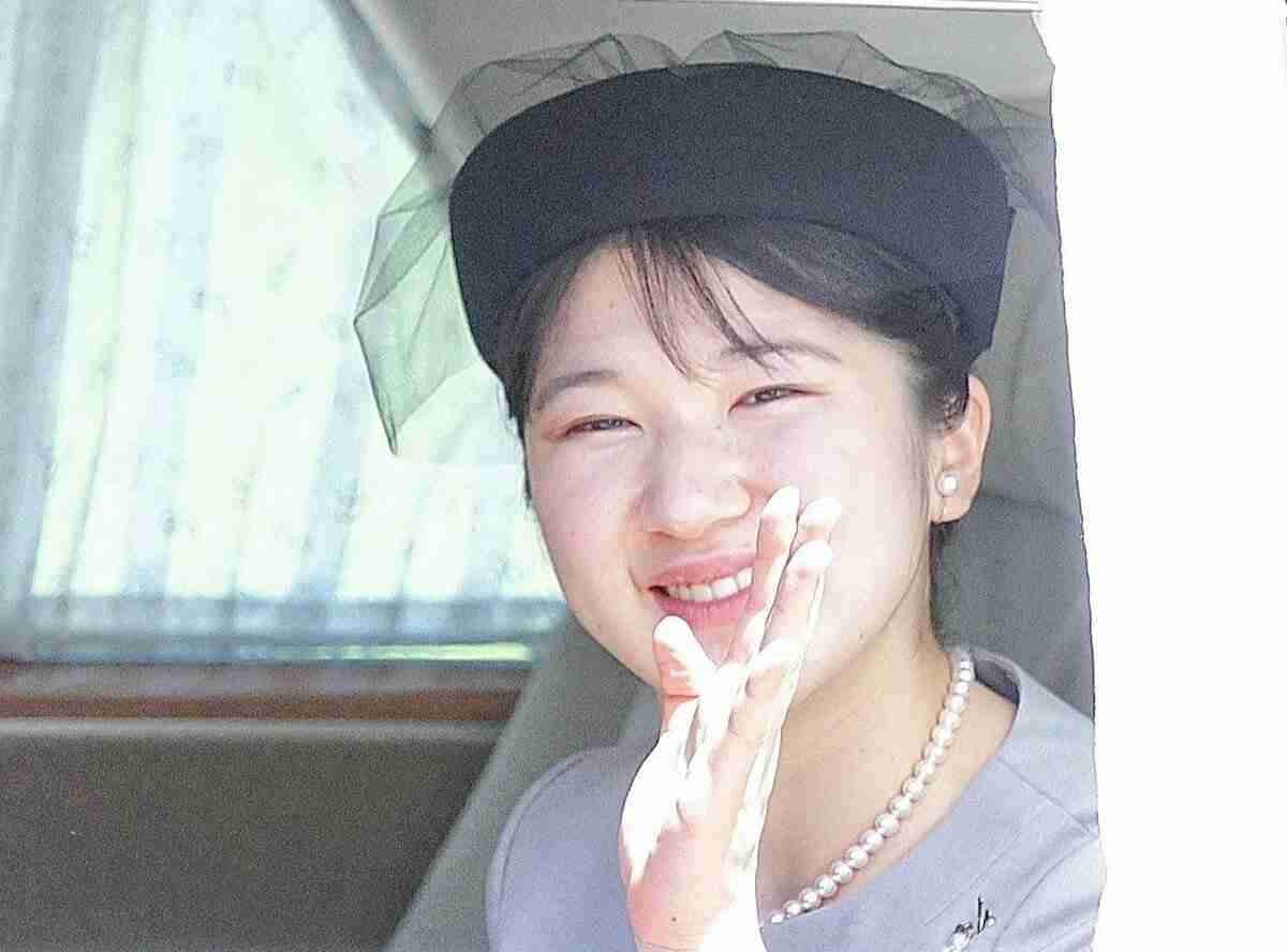 愛子さま　黒のベールが美しく風にゆれた瞬間「にっこり」　レディの品格と落ち着きが備わった理由（AERA dot.） - Yahoo!ニュース