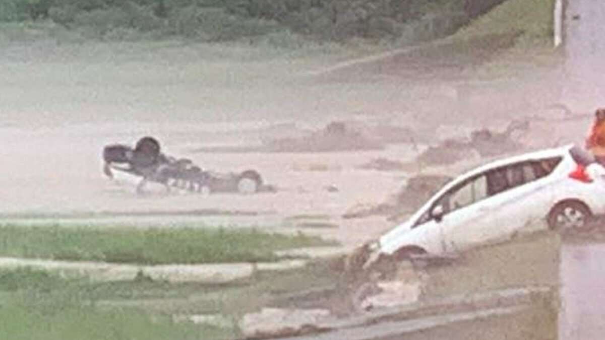 【山形大雨】新庄市で流されたパトカー発見も、警察官２人は行方不明　救助はボンネット上で待っていた一般の人 | 山形のニュース│TUYテレビユー山形 (1ページ)