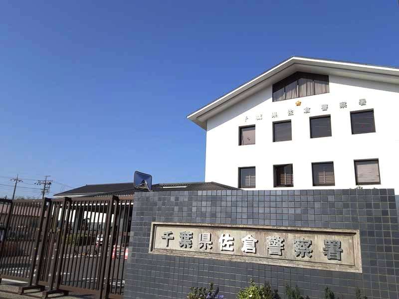 八街の五差路で車同士衝突、2人重軽傷（千葉日報オンライン） - Yahoo!ニュース