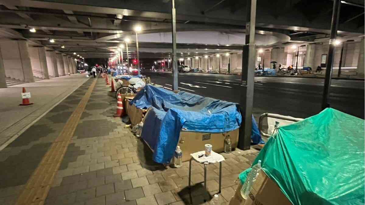 〈警察官の胸をハサミで何度も…〉「ふざけんじゃねえよ」殺人未遂で逮捕された路上生活の女は公園からあぶれたトラブルメーカー。背景に再開発で苦境に立たされる「新宿の路上生活者事情」 | 集英社オンライン | ニュースを本気で噛み砕け