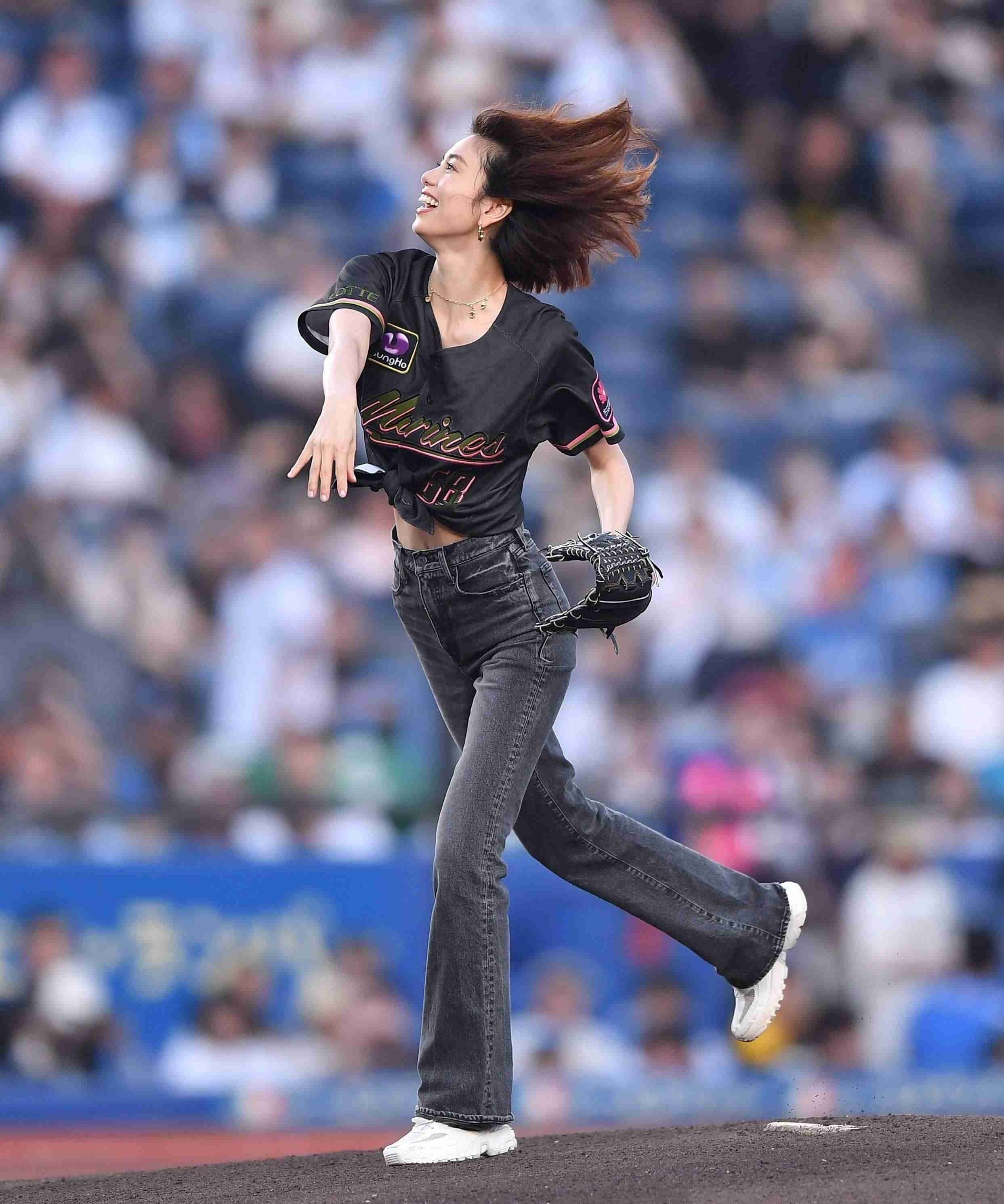 始球式で〝奇跡のスタイル〟と話題に…173センチ美女のヘソ出し投球に大反響「顔ちっさ!何頭身よ」「腰の位置レベチ」「脳バグる」