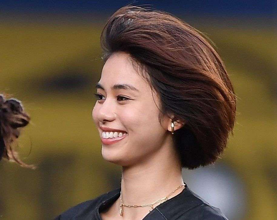 始球式で〝奇跡のスタイル〟と話題に…173センチ美女のヘソ出し投球に大反響「顔ちっさ！何頭身よ」「腰の位置レベチ」「脳バグる」：「おっ！」でつながる地元密着のスポーツ応援メディア 西スポWEB OTTO!