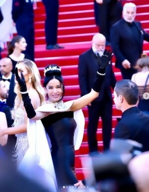 ケリー・ローランドに叱責されたカンヌの警備員、別の女優を激怒させ突き飛ばされる - Yahoo! JAPAN