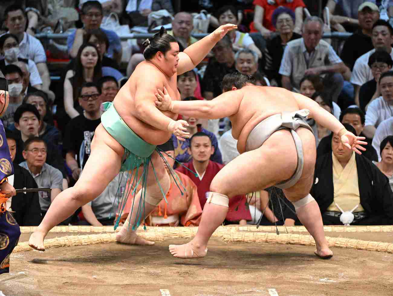 「気になって相撲に集中できないw」　大相撲中継で目立つ場所に何度も映った“戦国武将”に騒然