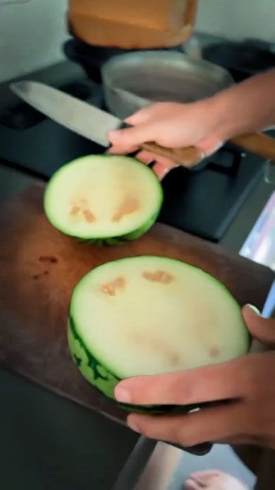 スイカを切ったら驚きの光景が……！　自信満々に収穫した夫婦を悲しみと失望がおそう