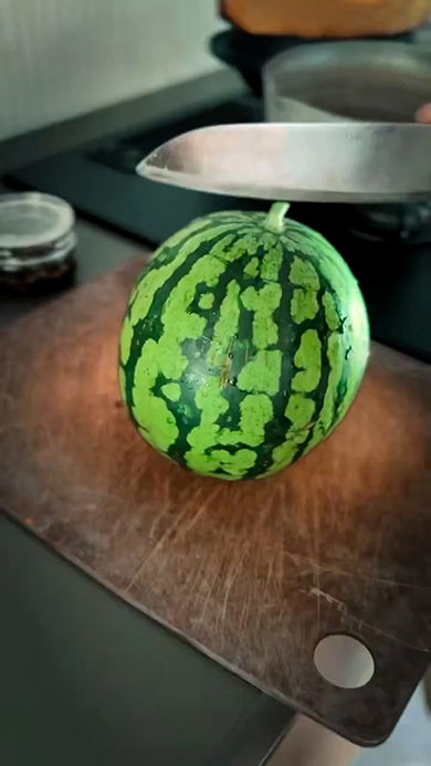 スイカを切ったら驚きの光景が……！　自信満々に収穫した夫婦を悲しみと失望がおそう