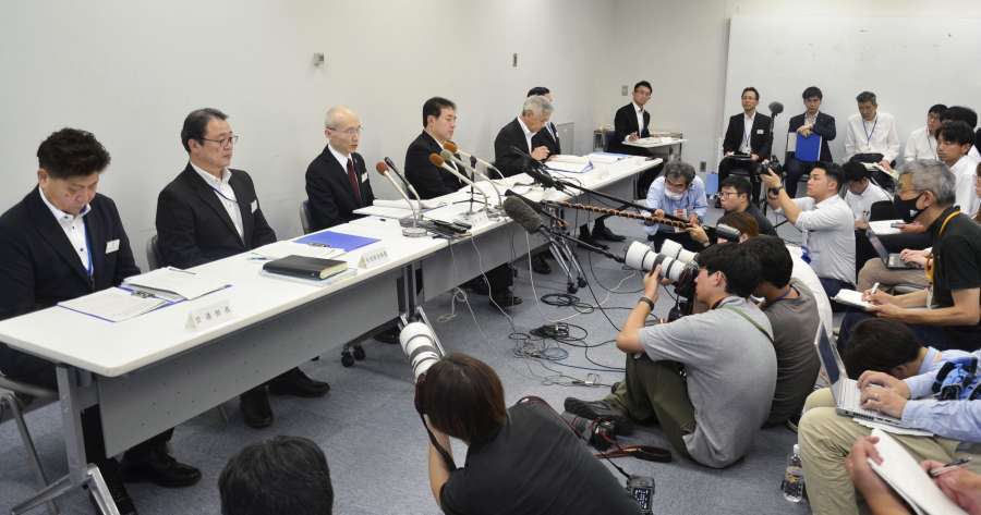 「警官が盗撮の可能性」…昨年暮れに口頭報告を受けながら、本部長が指揮を執ったのは今年5月。「なぜ？」。記者の相次ぐ質問に淡々と「適切に対応」　鹿児島県警会見